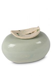 Mini urna cerámica para cenizas 'Flor de lirio' verde gris